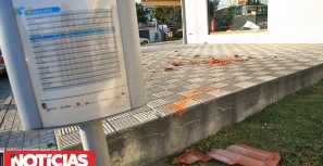 Telhas cairam de um prédio para a via pública
